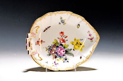 Blattschale, KPM Berlin, 20. Jh., reiche Goldstaffage, feine bunte Malerei von Blumenbukett, Streublumen, Käfer und Schmetterling, ca. 19x16cm