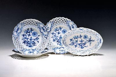 4 Teile Porzellan, Meissen, blaues Zwiebelmuster, Ränder in Durchbrucharbeit, 3 Teller um 1880, 1. Wahl, D. ca. 20cm, ovale Schale, 2. Wahl, 20. ...
