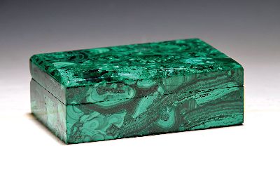 Deckeldose aus Malachit, neuzeitlich, ca. 5x15x10cm, Wandstärke ca. 0.5cm