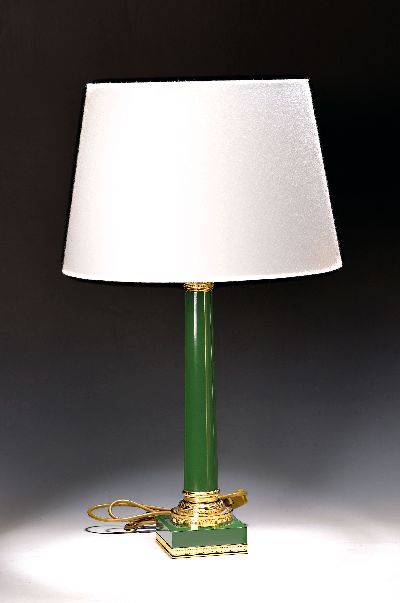 Tischlampe im Empirestil, neuzeitlich, Messingfuß partiell grün lackiert, Stoffschirm, Elektr. nicht geprüft, Gesamth. ca. 73cm