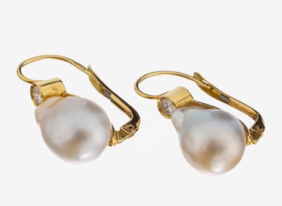 Paar 18 kt Gold Perl-Brillant-Ohrhänger, GG750/000, 2 unrunde Südseezuchtperlen, D. ca. 11.6 mm, 2 Brillanten zus. ca. 0.50 ct feines ...