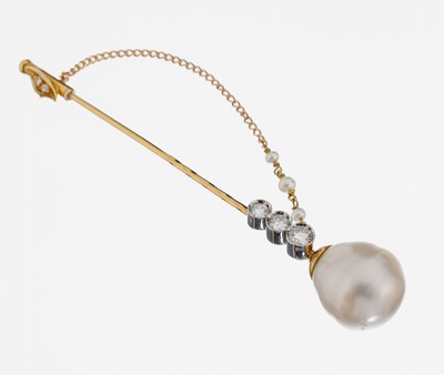 Ausgefallene 18 kt Gold Perl-Brillant -Anstecknadel, GG/WG 750/000 gepr., unrundeSüdseezuchtperle, D. ca. 14.4 mm, 3 in WG gefasste Brillanten zus. ...
