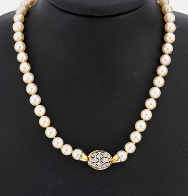 Perl-Collier mit 18 kt Gold Brillant -Schmuckschließe, GG/WG 750/000, Zuchtperlen, D. ca. 7.4-7.6 mm, Steckschließe durchbrochen, 16 in WG ...