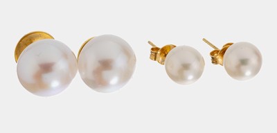 Konvolut 2 Paar 18 kt Gold Perl-Ohrstecker, GG 750/000, 1 x unrunde Südseezuchtperlen, D. ca. 13 mm, und 1 x Akoyazuchtperlen, D. ca. 8.8 mm, ca. ...