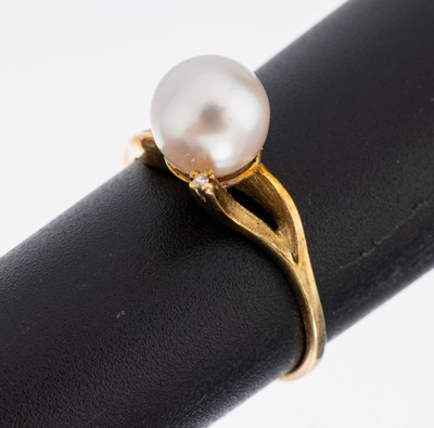 14 kt Gold Perl-Diamant-Ring, GG 585/000, l. unrunde Zuchtperle, D. ca. 7.5 mm, 2 kl. 8/8-Diamanten, RW 55, ca. 2.8 g