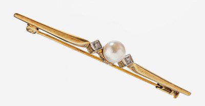 14 kt Gold Perl-Diamant-Brosche, 1920er Jahre, GG 585/000, länglich, mittig Zuchtperle, D.ca. 6.4 mm, 2 kl. 8/8-Diamanten, L. ca. 6 cm, ca. 3.0 g