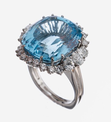 18 kt Gold Topas-Diamant-Ring, 1970er Jahre, GG 750/000, mittig facett. Blautopas(beh.) ca. 18.0 ct, umgeben von 18 Brillanten und 6 Diamant-Tropfen ...