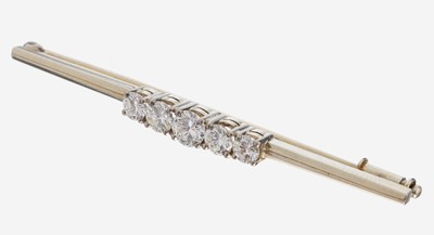 14 kt Gold Brillant-Brosche, WG 585/000, länglich schlicht, 5 Brillanten zus. ca. 1.0 ct feines Weiß-Weiß/vs, L. ca. 5.6 cm, ca. 4.8g
