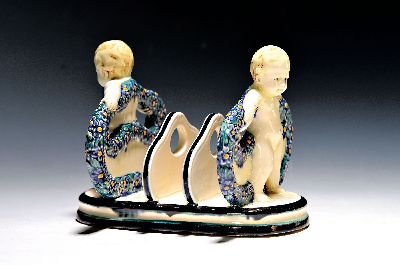 Serviettenhalter, Karlsruher Majolika, Entwurf Wilhelm Süs, zwei Amoretten mit Vergissmein-nicht, ca. 13.5x17x14cm