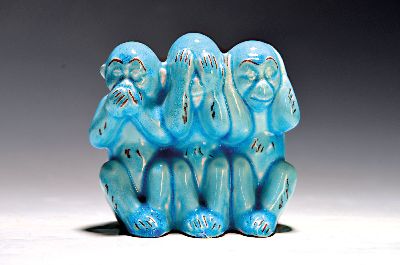 Figurengruppe, Karlsruher Majolika, Entwurf Walter Bosse, nichts hören, nichts sehen, nichts sagen, drei Affen türkisblau glasiert, H. ca. 10.5cm