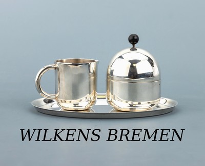 Zuckerdose und Sahnegießer auf Tablett, 1970er Jahre, 925er Silber, WILKENS, glattes zeitloses Design, Zuckerdose Deckel mit schwarzem Holzknauf, ...