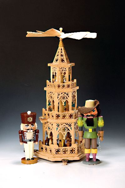 Große Weihnachtspyramide und zwei Nussknacker, Erzgebirge, 1970er Jahre, Holz, dreistöckige Pyramide mit Laubsägearbeit, reicher Figurenbesatz mit ...