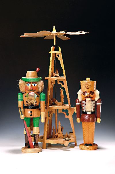 Weihnachtspyramide, zwei Nussknacker und Engelsorchester, Erzgebirge, Seiffen, 2. Hälfte 20.Jh., dreistöckige Pyramide mit Schäfer und ...