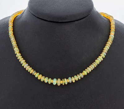 Opal-Collier, äthiopische Opal-Linsen im Verlauf, D. ca. 3.6-7.6 mm, Zwischenglieder und Magnetschließe 925er Silber verg., L. ca. 44 cm