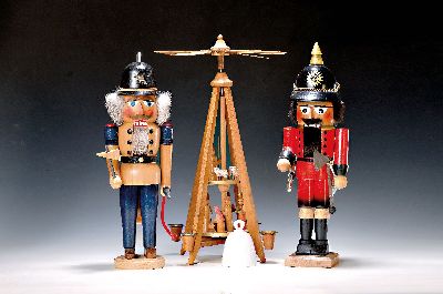 Meissen-Glocke, Weihnachtspyramide, zwei Nussknacker, Erzgebirge 2. Hälfte 20. Jh., zweistöckige Pyramide mit vier Brennstellen, unten: Hl. Familie ...