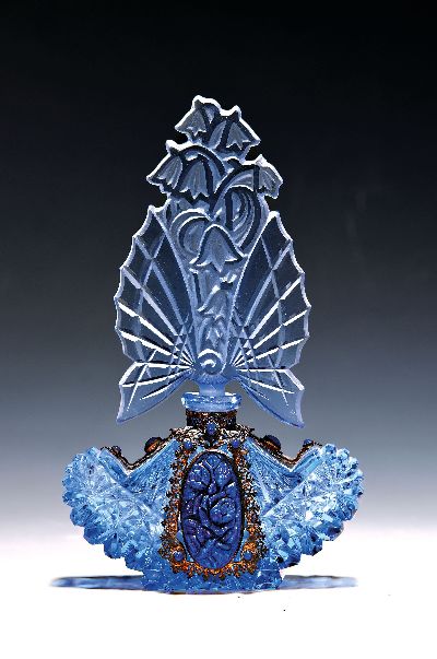 Außergewöhnlicher Flakon, Böhmen, 1920er Jahre, blaues Kristallglas, aufgelegte Metallapplikation in Filigranarbeit, Blumenmedaillon, Glaskorpus ...
