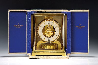 Tischuhr Jaeger Le-Coultre Atmos in Tabernakeletui, Schweiz um 1960/70, Modell V, vergoldetes Messinggehäuse (Sockel part. angelaufen), allseitig ...