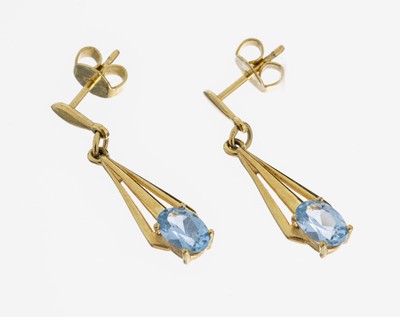 Paar 8 kt Gold Topas-Ohrstecker, GG 333/000, längliche bewegl. Abhängung, 2 ovalfacett. Blautopase (beh.) zus. ca. 1.00 ct, L. ca. 1.5 cm, ca. 1.6 ...