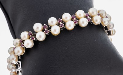 14 kt Gold Perl-Rubin-Armband, WG 585/000, 32 Akoyazuchtperlen, D. ca. 5.5-6.4 mm, 32 rundfacett. Rubine zus. ca. 16.00 ct, L. ca. 15.5 cm, ...