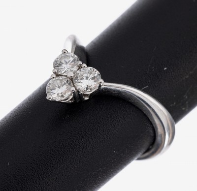 18 kt Gold Brillant-Ring, WG 750/000, geschwungene Grundform, 3 im Dreieck angeordnete Brillanten zus. ca. 0.45 ct feinesWeiß-Weiß/vs-si, RW 50, ...