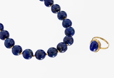 14 kt Gold Lapislazuli-Konvolut, GG 585/000, best. aus: 1 x Ring, RW 55, 1 x Collier, Zwischenglieder GG, D. ca. 12 mm,L. ca. 67 cm, Kugelschließe