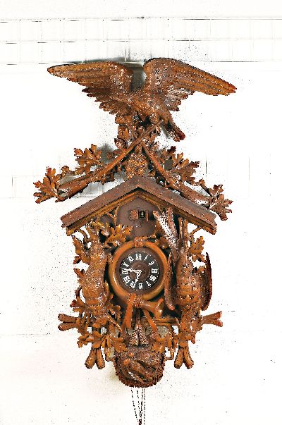 Außergewöhnlich große Kuckucksuhr mit Wachtelschlag, Schwarzwald um 1930, großvolumige Schnitzarbeiten, vollplastischer Hase flankiert von Fasan, ...