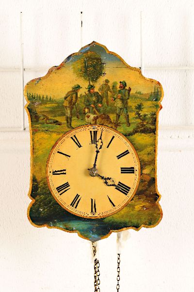 Seltene Kuckucksuhr, Schwarzwald um 1880, Blechschild auf Holz, Jagdgesellschaft, darüber Türe für Kuckuck, Holzplatinenwerk, stehende Pfeifen, ...