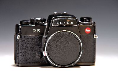 Leica R5, Nr. 1788931, mit Tragegurt, Staubanhaftungen, leichte Gebrauchsspuren