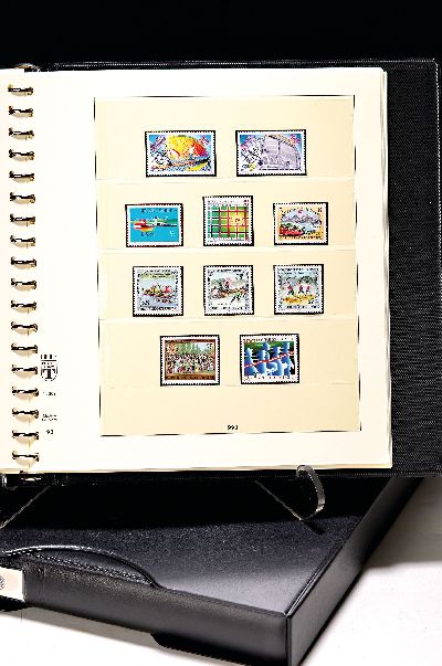 Briefmarken Sammlung, Österreich 1945 bis 1999, in 4 Vordruckalben, postfrisch, gut geführte Sammlung, 1945-49/57 lückenhaft