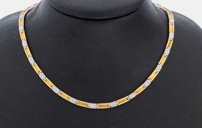18 kt Gold Brillant-Collier, GG/WG 750/000 sat., 9 Brillanten zus. ca. 0.18 Weiß/si, L. ca. 43 cm, Kastenschloss mit Sicherheitsacht, ca. 30.4 g