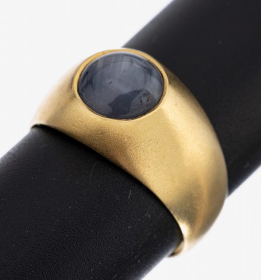 18 kt Gold Saphir-Ring, GG 750/000 sat., schlicht, runder Sternsaphir-Cabochon ca. 2.80 ct, RW 61, ca. 10.7 g