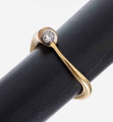 14 kt Gold Brillant-Ring, GG/WG 585/000, Oberfläche sat., 1 in WG gefasster Brillant ca. 0.10 ct Weiß/si, RW 54, ca. 5.7 g