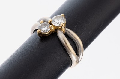 18 kt Gold Brillant-Ring, WG/GG 750/000, 2 in GG gefasste Brillanten zus. ca. 0.70 ct feines Weiß/vs, Ringschiene WG sat., RW 55, ca. 5.2 g, neue ...