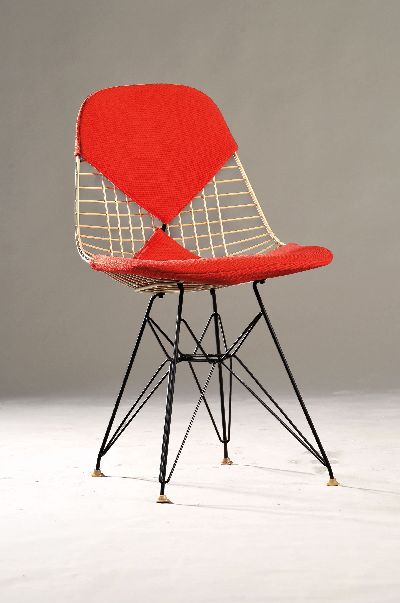 Vitra Stuhl, Wire Chair DKR-2 auch "Bikini" genannt, Entw. Charles u. Ray Eames 1951, gitterförmige Sitzschale mit Stoffpolsterung auf ...