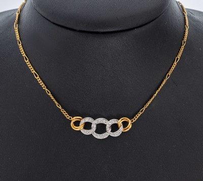 18 kt Gold Diamant-Collier, GG/WG 750/000, Mittelteil aus ineinander verschlungenen Glieder, 3 WG-Glieder mit 18 8/8-Diamanten zus. ca. 0.18 ct ...