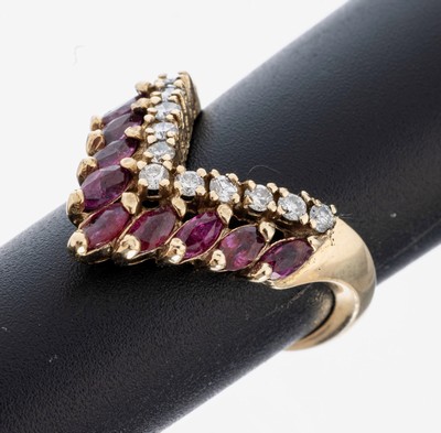 14 kt Gold Rubin-Brillant-Ring, GG 585/000,außergewöhnliche Gestaltung, 9 Rubin-Navettes zus. ca. 1.00 ct, 11 Brillanten zus. ca. 0.22 ct ...