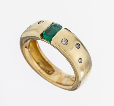 14 kt Gold Smaragd-Brillant-Ring, GG 585/000, sat., ovalfacett. Smaragd ca. 0.25 ct, 6 Brillanten zus. ca. 0.06 ct (grav.) Weiß/si, RW 49, ca. 8.3 g