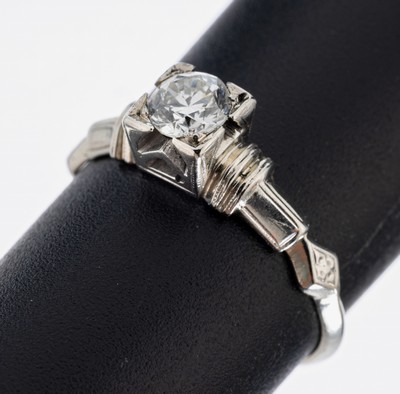 14 kt Gold Brillant-Ring, WG 585/000, Brillant ca. 0.40 ct Weiß/si, (Stein an Seite besch.), geom. gestaltete Ringschultern, RW 52, ca. 1.9 g