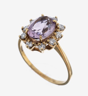 14 kt Gold Amethyst-Brillant-Ring, GG 585/000, mittig erhaben gefasster ovalfacett. Amethyst ca. 1.00 ct, 10 Brillanten zus. ca. 0.20 ct Weiß/si, ...