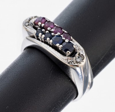 14 kt Gold Saphir-Rubin-Diamant-Ring, WG 585/000, 4 rundfacett. Saphire zus. ca. 0.12 ct, 4 rundfacett. Rubine zus. ca. 0.12 ct, 6 8/8-Diamanten ...