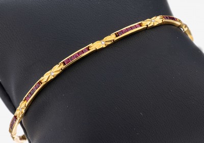 18 kt Gold Rubin-Brillant-Armband, GG 750/000, 50 Rubin-Carrees zus. ca. 0.50 ct, 10 Brillanten zus. ca. 0.05 ct feines Weiß/si,L. ca. 18 cm, ...