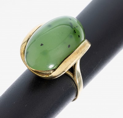 8 kt Gold Nephrit-Ring, GG 333/000, gr. ovaler Nephrit-Cabochon, RW 57, ca. 10.0 g