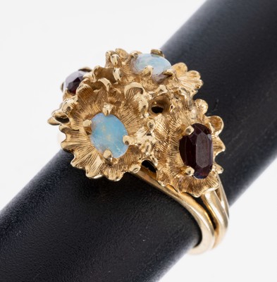 14 kt Gold Opal-Granat-Ring, GG 585/000, abstrakte Gestaltung, 2 kl. ovale Opal, 1 Stein besch., 2 ovalfacett. Granate, RW 52, ca. 7.5 g