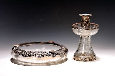 Aschenbecher und Kerzenhalter, deutsch, um 1900, farbloses Kristallglas fein geschliffen mit Ranken und Rosen, Montur 800er Silber reich reliefiert ...