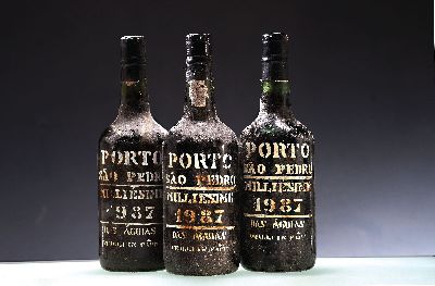 3 Flaschen 1987 Sao Pedro das Aguias Vintage Port Milliesme, abgefüllt 1995, ca. 75cl, 20% Vol., liegend gelagert, Etiketten beschmutzt