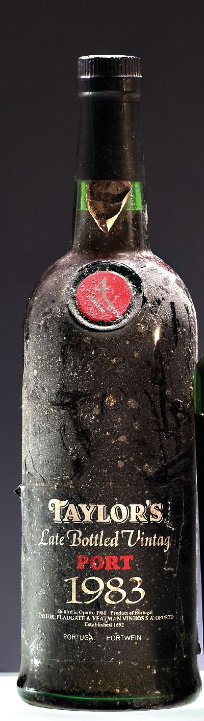 1 Flasche 1983 Taylor's Late Bottled Vintage Port, abgefüllt 1988, ca. 75cl, 20%Vol.