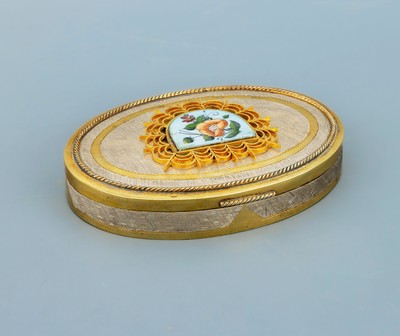 Deckeldose mit Porzellanmalerei, Silber gepr., z.T. verg., mittig mit aufgelegter Blütenmalerei, Kordelverz., punziert und z.T. poliert, D. ca. ...