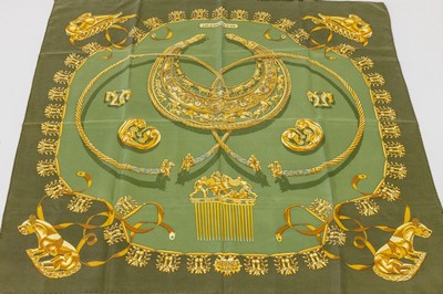 HERMES Carree, "Le Cavaliers DÓr", 100% Seide, grünfarb. Grund, Applikationen in Form von goldfarb. Schmucksstücken, ca. 88 x 88 ...