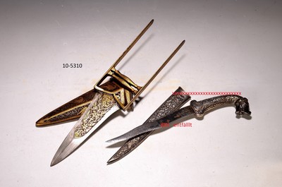 Katar bzw. Faustdolch, Indien, 19.Jh., gerade spitz zulaufende Klinge, goldtauschiert , Klingendekor mit Elefanten und Vögeln, Metallscheide mit ...