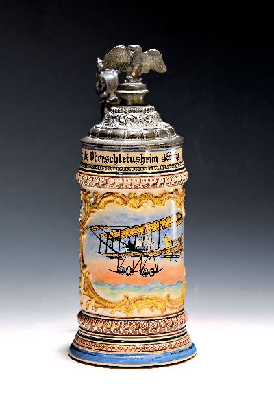 Reservistenkrug, Königl. Bayr. Flieger Bataillion 1. Comp. Fliegerschule Oberschleinsheim, 1913, Steingut, umlaufend polychrom bemalt, Flieger Georg ...